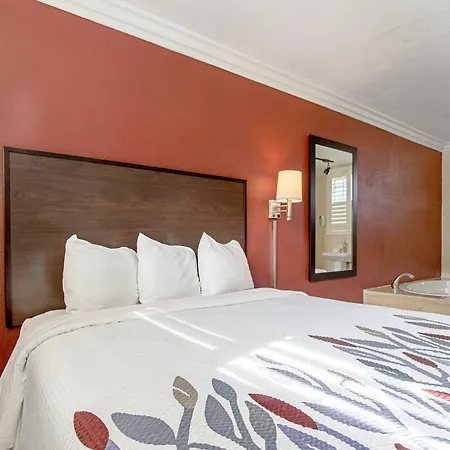 Red Roof Inn & Suites Monterey-2